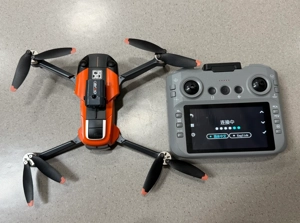 2.4G quadcopter with 4.3-inch screen, altitude hold, optical flow, dual cameras, four-way obstacle avoidance