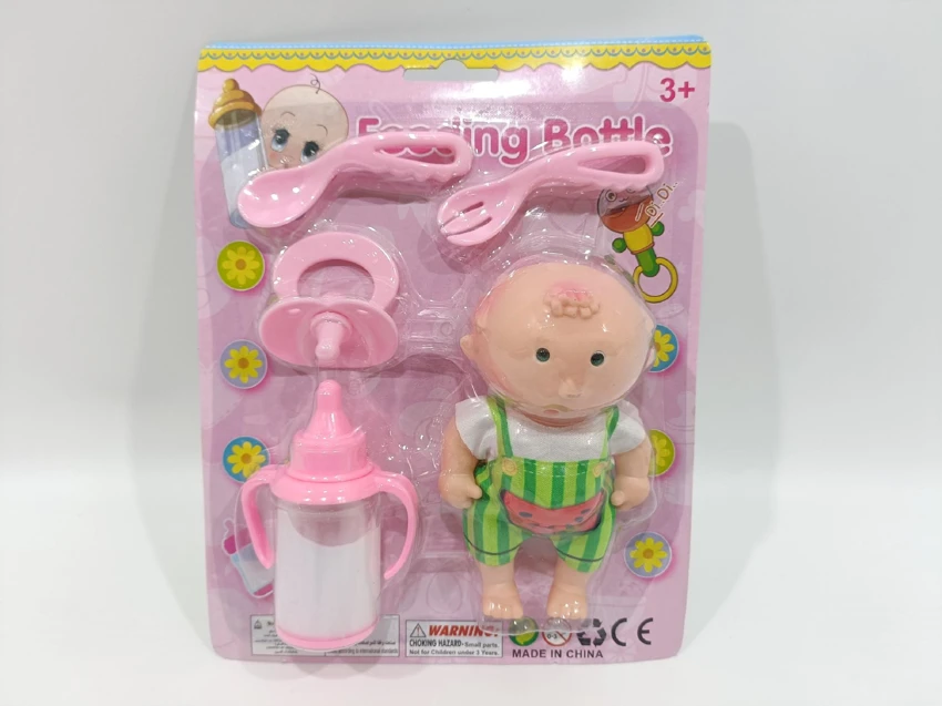 Anak patung dengan botol susu