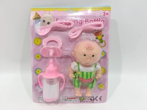 Anak patung dengan botol susu