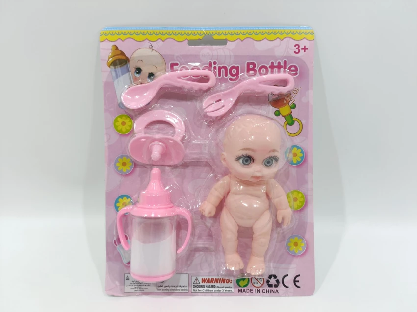 Boneka dengan botol susu