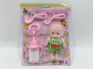 Boneka dengan botol susu