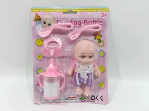 Anak patung dengan botol susu