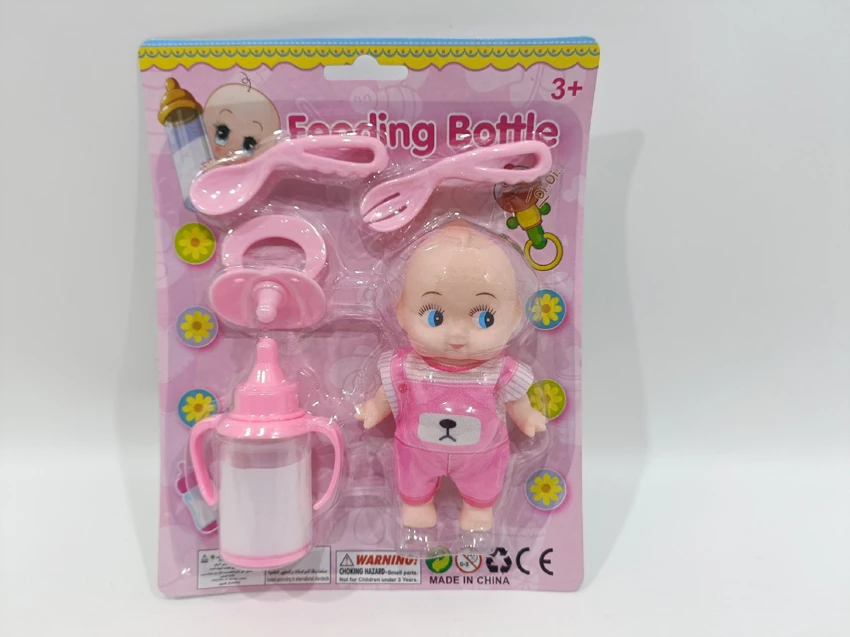 Boneka dengan botol susu