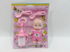 Boneka dengan botol susu