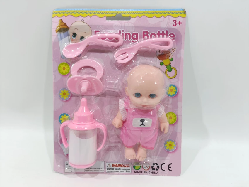 Boneka dengan botol susu