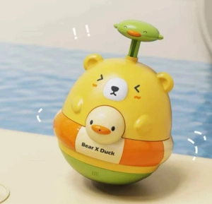 Beruang kecil bermain air dan bermain dua-dalam - satu. Beruang kecil bermain air dan bermain dua-dalam - satu.