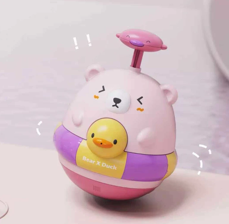 Beruang kecil bermain air dan bermain dua-dalam - satu. Beruang kecil bermain air dan bermain dua-dalam - satu.