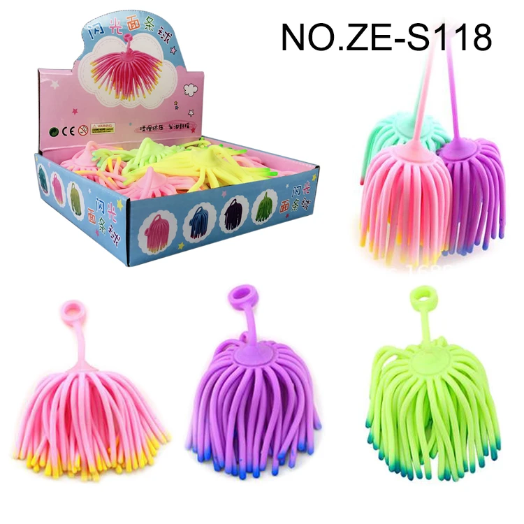 Noodles dengan bola bulu dengan lampu. Noodles dengan bola bulu dengan lampu. Noodles dengan bola bulu dengan lampu.