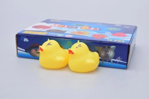 Bebek kecil mengurangkan tekanan, mengunyah, mengunyah bola TPR